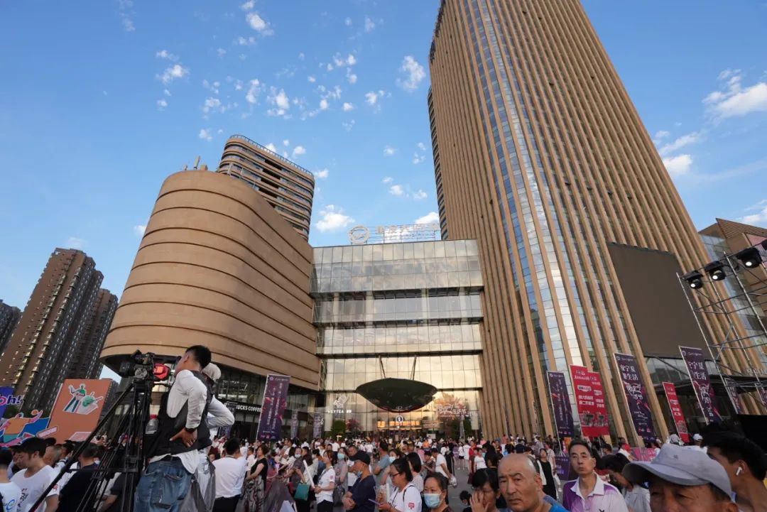首店经济:建发大阅城共引进首店品牌220家,占项目总品牌数量的45%,在