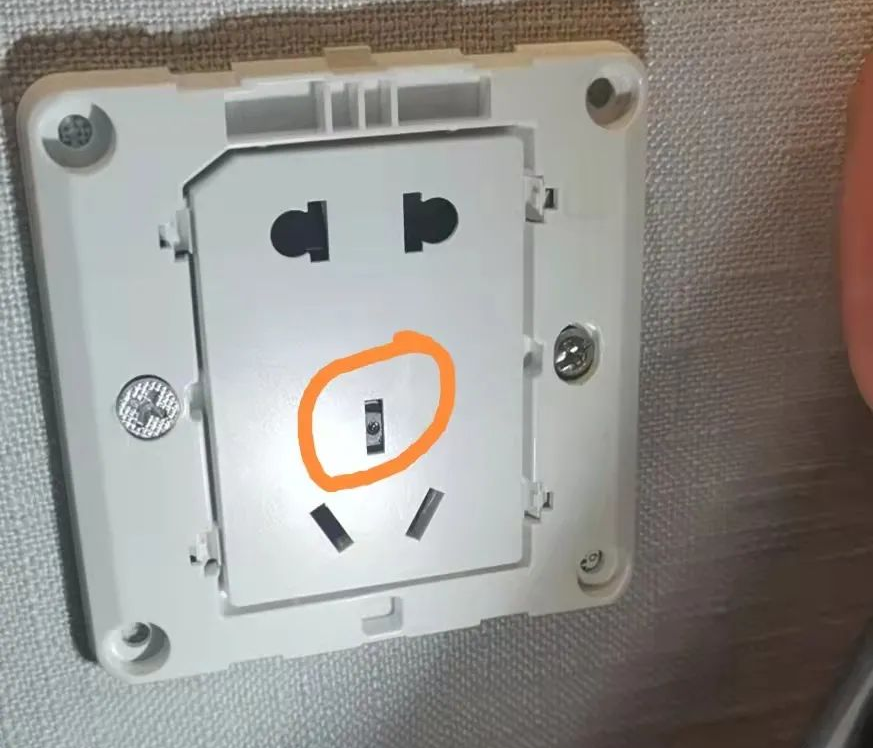 防不胜防!女子住酒店发现隐藏摄像头,正对着…换了一间,居然也有!休闲区蓝鸢梦想 - Www.slyday.coM 防不胜防!女子住酒店发现隐藏摄像头,正对着…换了一间,居然也有!休闲区蓝鸢梦想 - Www.slyday.coM