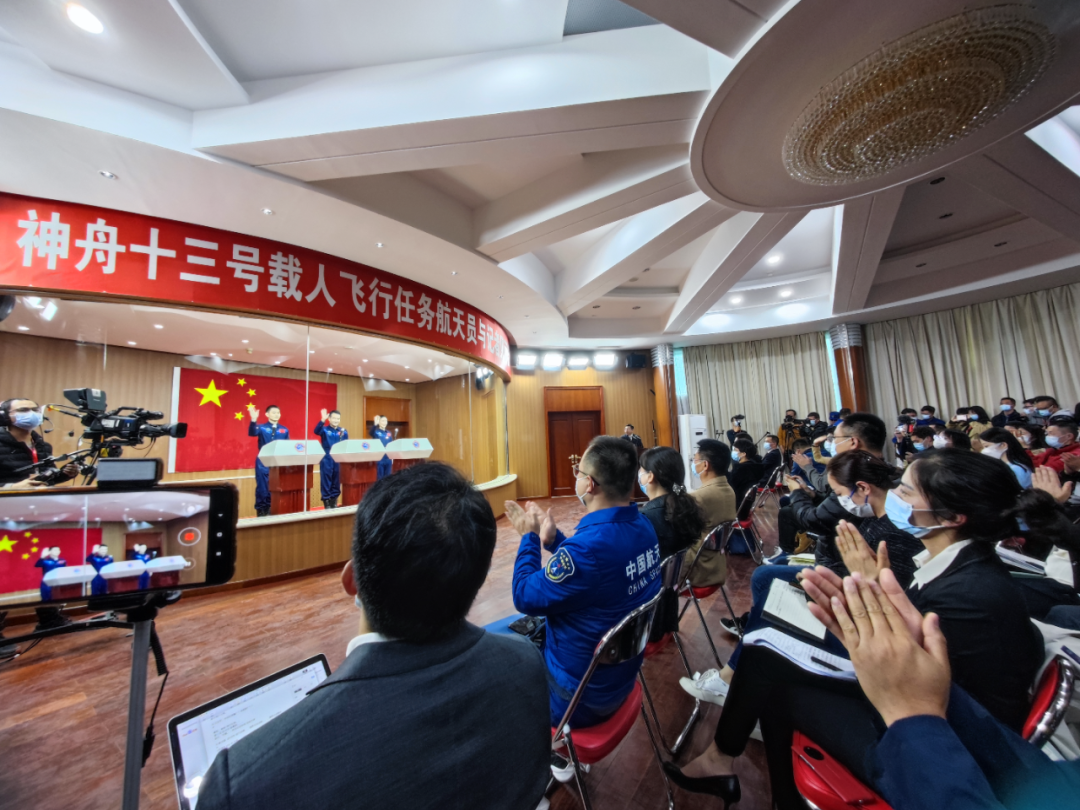 神十三飞天日记|0.9894+4800+中国首次出舱的男女航天员休闲区蓝鸢梦想 - Www.slyday.coM 神十三飞天日记|0.9894+4800+中国首次出舱的男女航天员休闲区蓝鸢梦想 - Www.slyday.coM