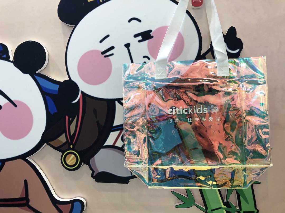 天府书展| “熊猫文豪”喊你与杜甫来一次穿越时空的对话!趣味沉浸感受童书之美休闲区蓝鸢梦想 - Www.slyday.coM 天府书展| “熊猫文豪”喊你与杜甫来一次穿越时空的对话!趣味沉浸感受童书之美休闲区蓝鸢梦想 - Www.slyday.coM