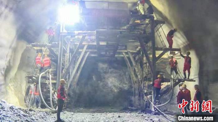 中铁六局太原公司克服困难,正洞突破月最高进尺258米,斜井单月进尺190米的纪录。 童伟 摄