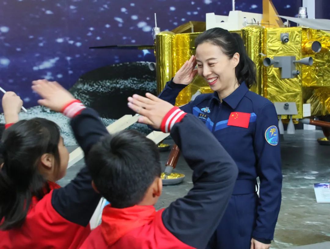 热搜3亿!最美中国空间站首位女航天员,竟然在太空给8万学校6000万学生上课!休闲区蓝鸢梦想 - Www.slyday.coM 热搜3亿!最美中国空间站首位女航天员,竟然在太空给8万学校6000万学生上课!休闲区蓝鸢梦想 - Www.slyday.coM