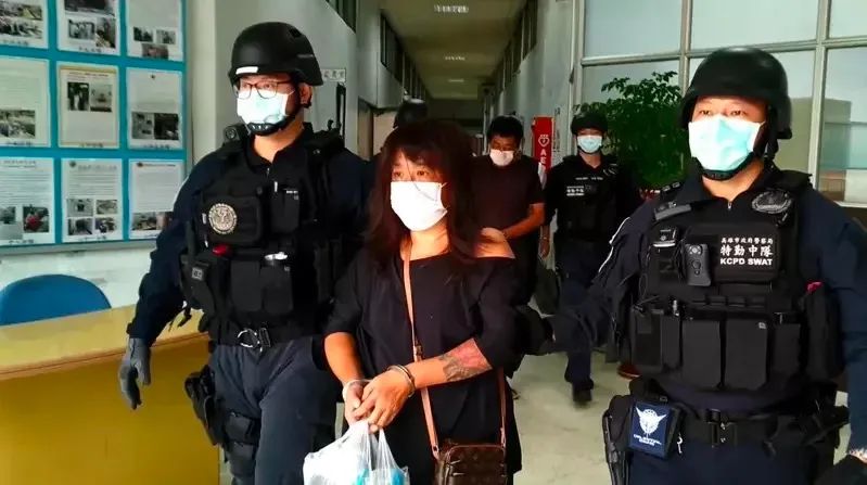 黄姓女子(中)被警方带回。图源:联合新闻网
