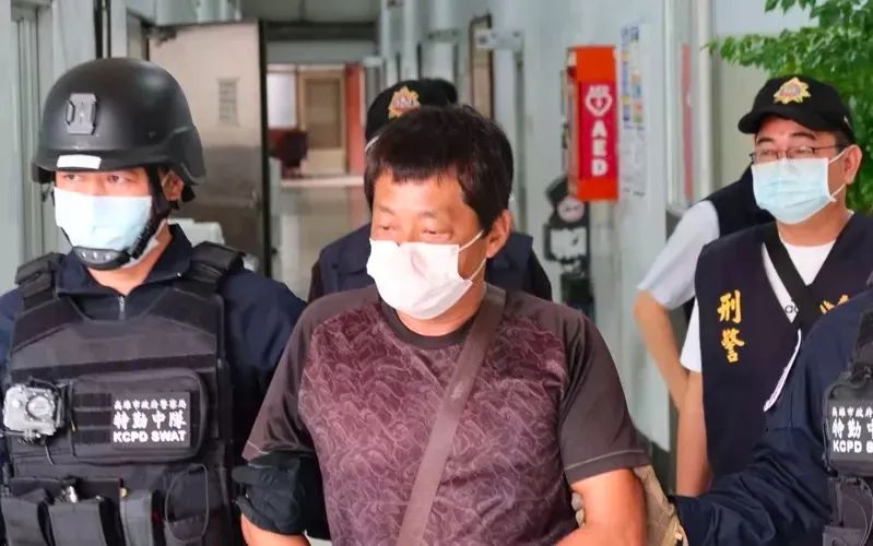 郭姓男子(中)被警方带回。图源:联合新闻网