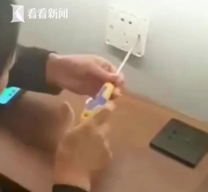 防不胜防!女子住酒店发现隐藏摄像头,正对着…换了一间,居然也有!休闲区蓝鸢梦想 - Www.slyday.coM 防不胜防!女子住酒店发现隐藏摄像头,正对着…换了一间,居然也有!休闲区蓝鸢梦想 - Www.slyday.coM