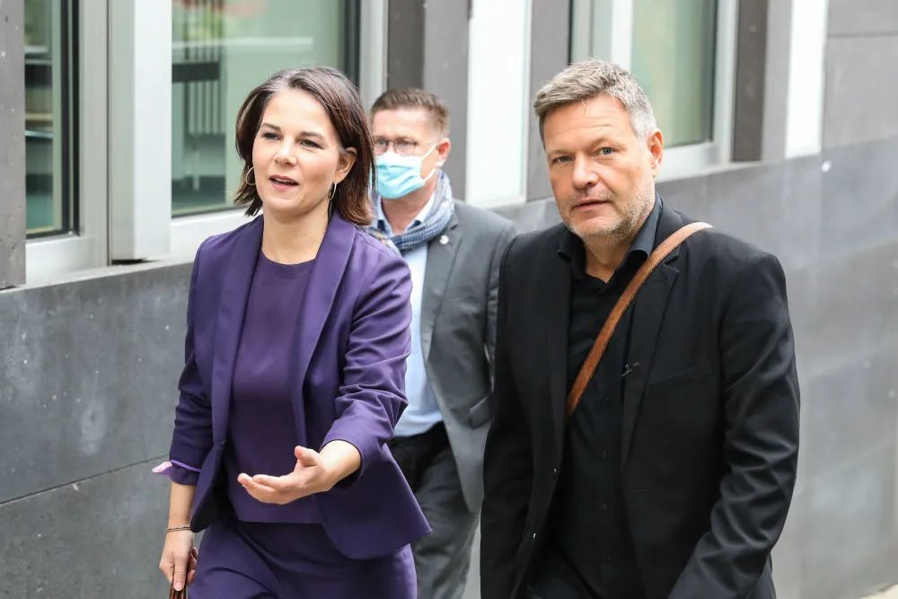 9月27日,在德国首都柏林,德国绿党主席,总理候选人贝尔伯克(左)与