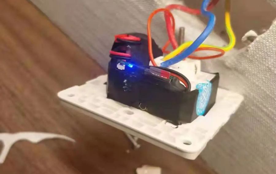 防不胜防!女子住酒店发现隐藏摄像头,正对着…换了一间,居然也有!休闲区蓝鸢梦想 - Www.slyday.coM 防不胜防!女子住酒店发现隐藏摄像头,正对着…换了一间,居然也有!休闲区蓝鸢梦想 - Www.slyday.coM