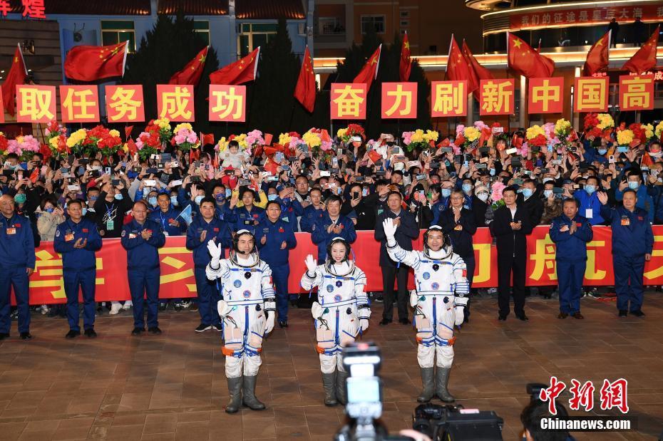 神舟十三号航天员乘组出征仪式举行休闲区蓝鸢梦想 - Www.slyday.coM 神舟十三号航天员乘组出征仪式举行休闲区蓝鸢梦想 - Www.slyday.coM