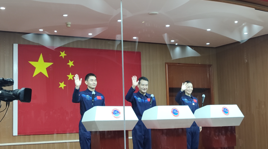 神十三飞天日记|0.9894+4800+中国首次出舱的男女航天员休闲区蓝鸢梦想 - Www.slyday.coM 神十三飞天日记|0.9894+4800+中国首次出舱的男女航天员休闲区蓝鸢梦想 - Www.slyday.coM