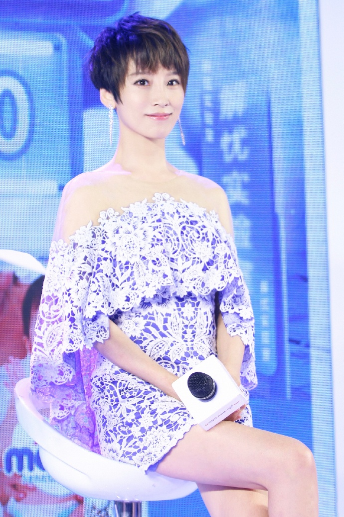 吴京“小娇妻”谢楠身材真好,穿条纹裙小露香肩,优雅温柔有气场 吴京“小娇妻”谢楠身材真好,穿条纹裙小露香肩,优雅温柔有气场