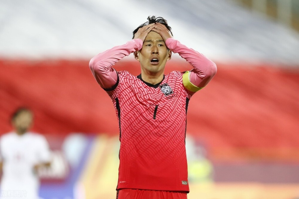 晚上6点！亚足联公布争议决定，越南前锋成赢家，球迷们骂声一片