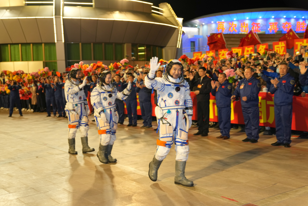 浪漫一刻!神舟十三号升空,与月亮同框休闲区蓝鸢梦想 - Www.slyday.coM 浪漫一刻!神舟十三号升空,与月亮同框休闲区蓝鸢梦想 - Www.slyday.coM