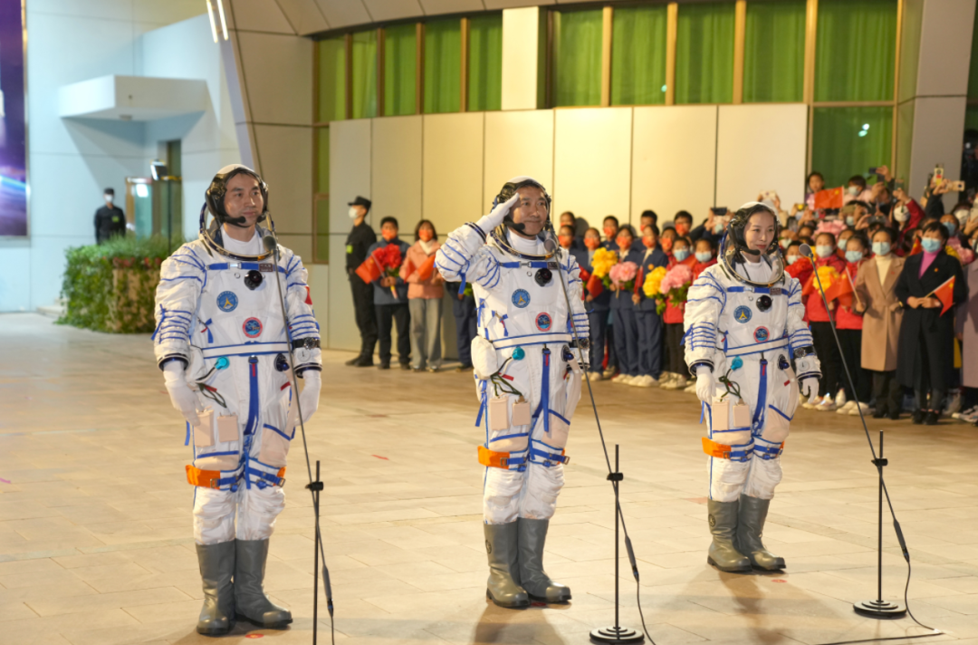 浪漫一刻!神舟十三号升空,与月亮同框休闲区蓝鸢梦想 - Www.slyday.coM 浪漫一刻!神舟十三号升空,与月亮同框休闲区蓝鸢梦想 - Www.slyday.coM