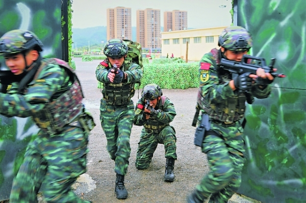 武警贵州总队机动支队开展反劫持战斗行动演练