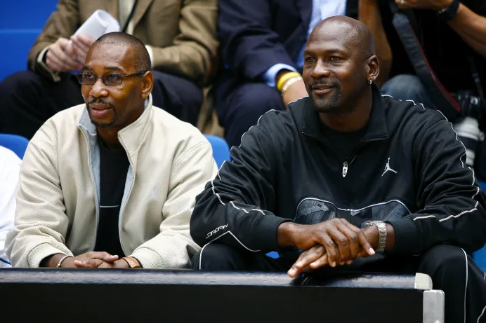 米勒办公室以及他与乔丹的合影(图自《体育画报》)