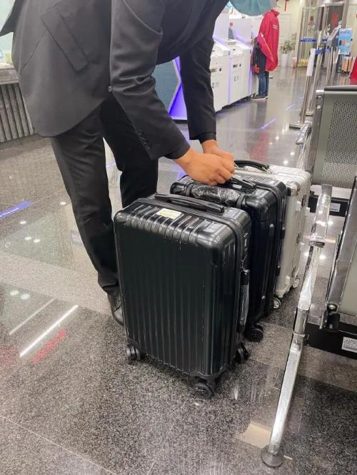 爽文情节!微博百万大V,怒怼上海银行!服务太差,一气之下取现金500万,点钞就要两小时...网友:见世面了休闲区蓝鸢梦想 - Www.slyday.coM 爽文情节!微博百万大V,怒怼上海银行!服务太差,一气之下取现金500万,点钞就要两小时...网友:见世面了休闲区蓝鸢梦想 - Www.slyday.coM