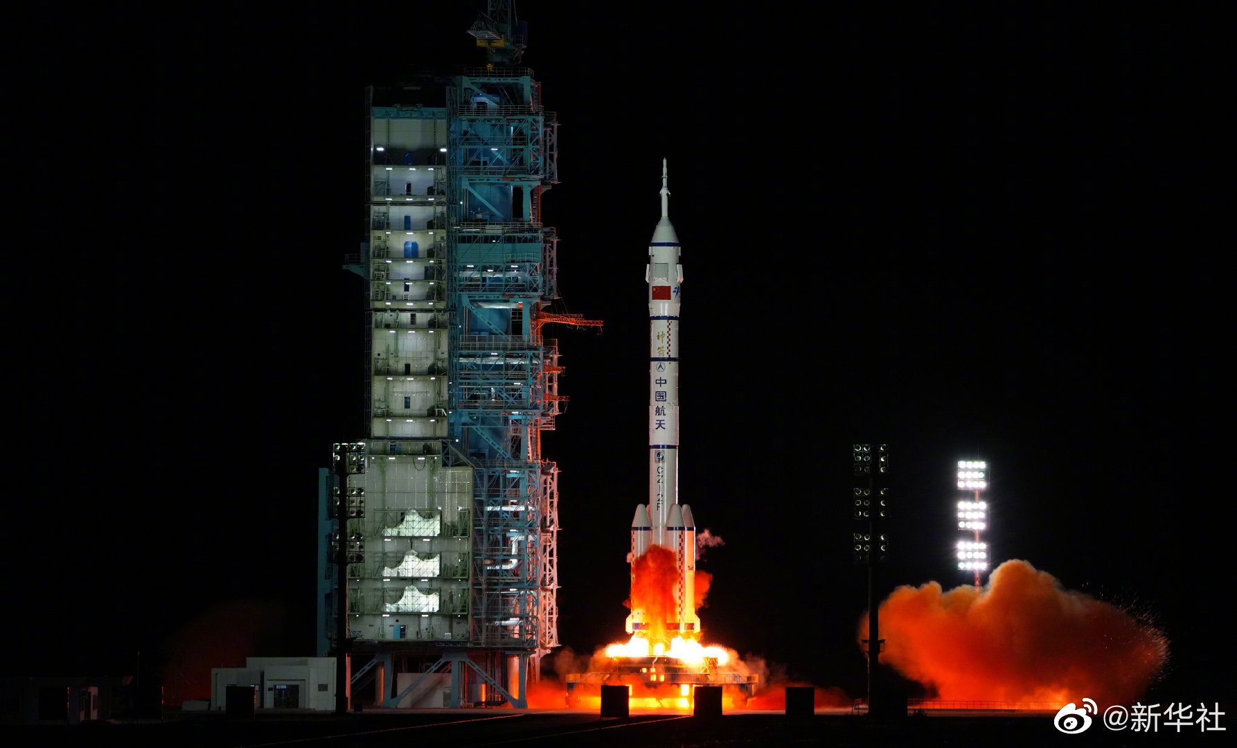 神舟十三号载人飞船发射圆满成功!休闲区蓝鸢梦想 - Www.slyday.coM 神舟十三号载人飞船发射圆满成功!休闲区蓝鸢梦想 - Www.slyday.coM