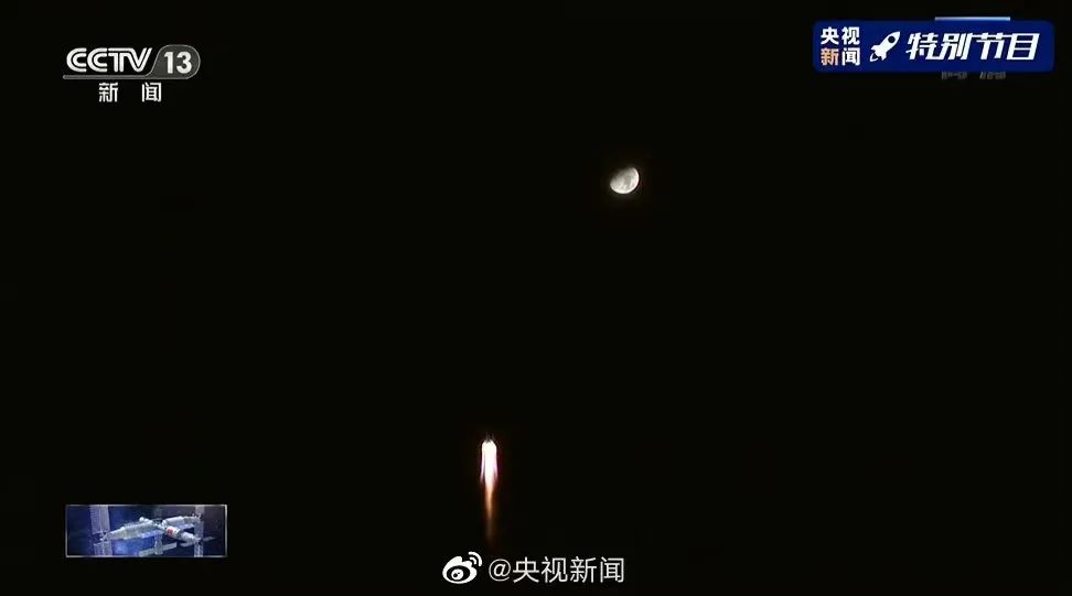 浪漫一刻!神舟十三号升空,与月亮同框休闲区蓝鸢梦想 - Www.slyday.coM 浪漫一刻!神舟十三号升空,与月亮同框休闲区蓝鸢梦想 - Www.slyday.coM