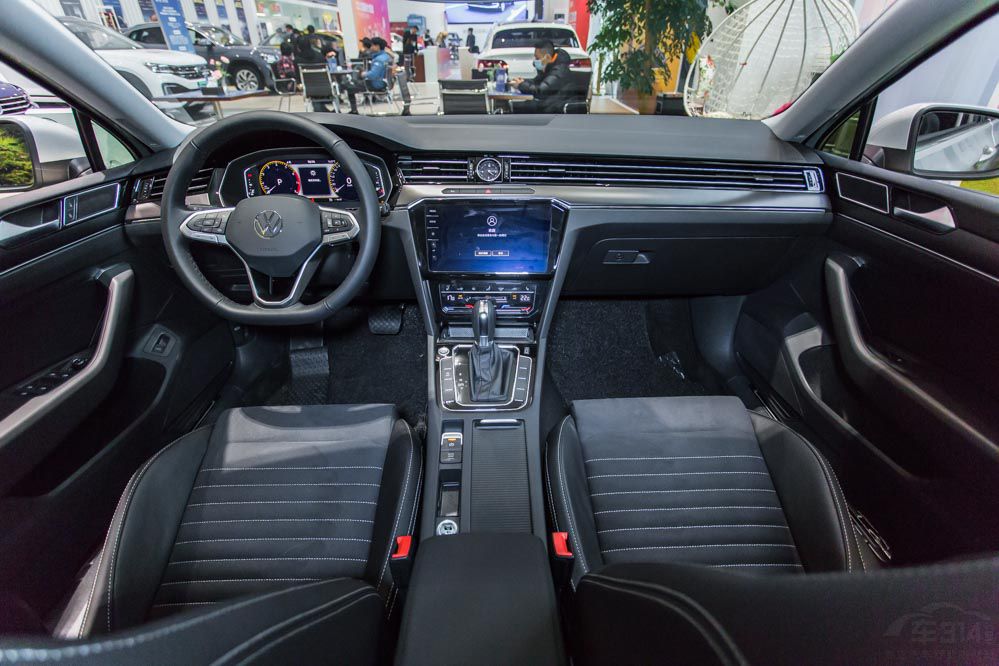 蜜汁对比,小鹏P5对上大众迈腾该怎么选?