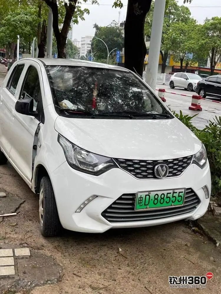 钦州"老年代步车"司机谜之操作!网友:有保险,有牌照么