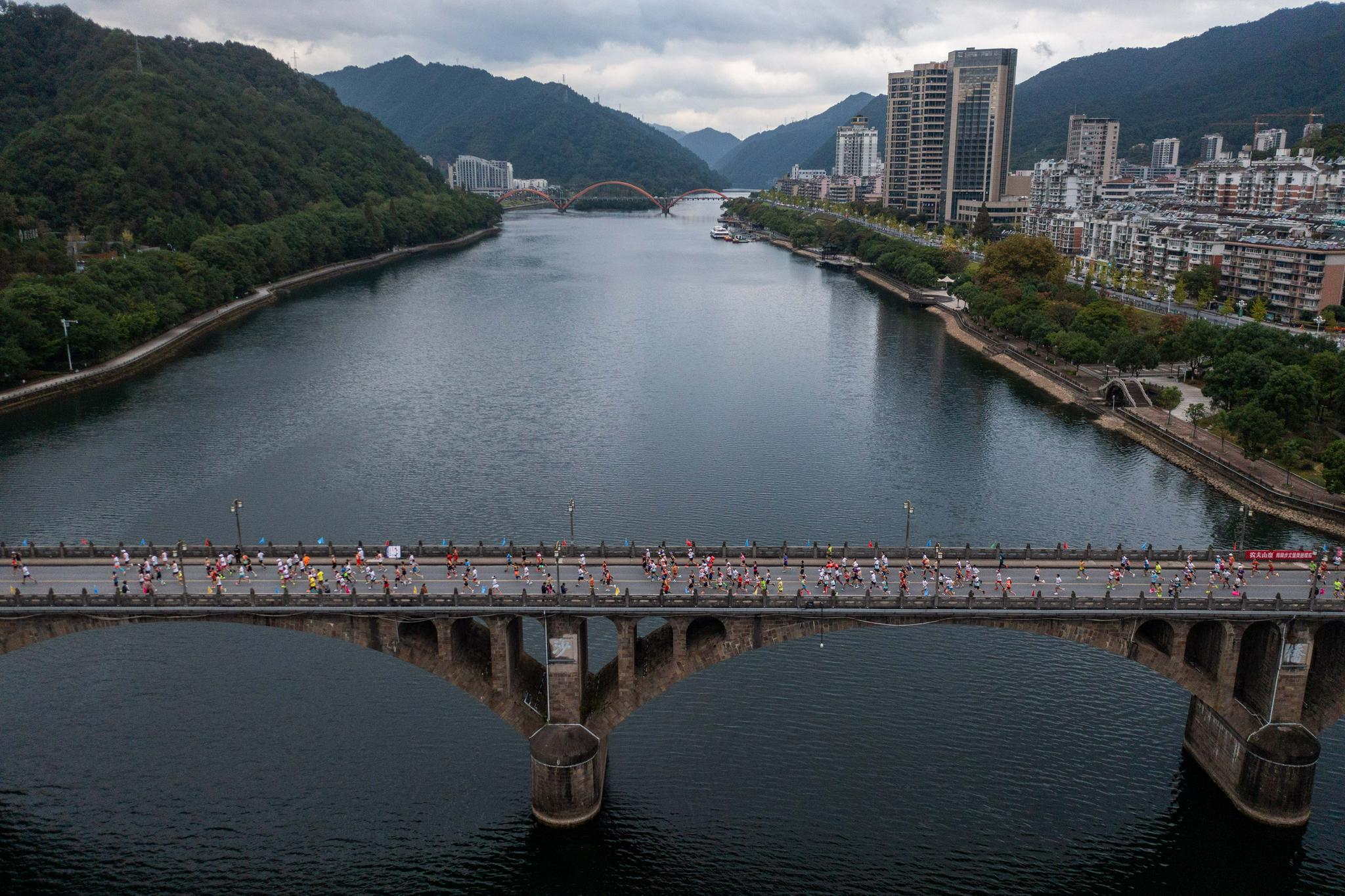 10月17日,参赛运动员奔跑在建德新安江的白沙大桥上(无人机照片).