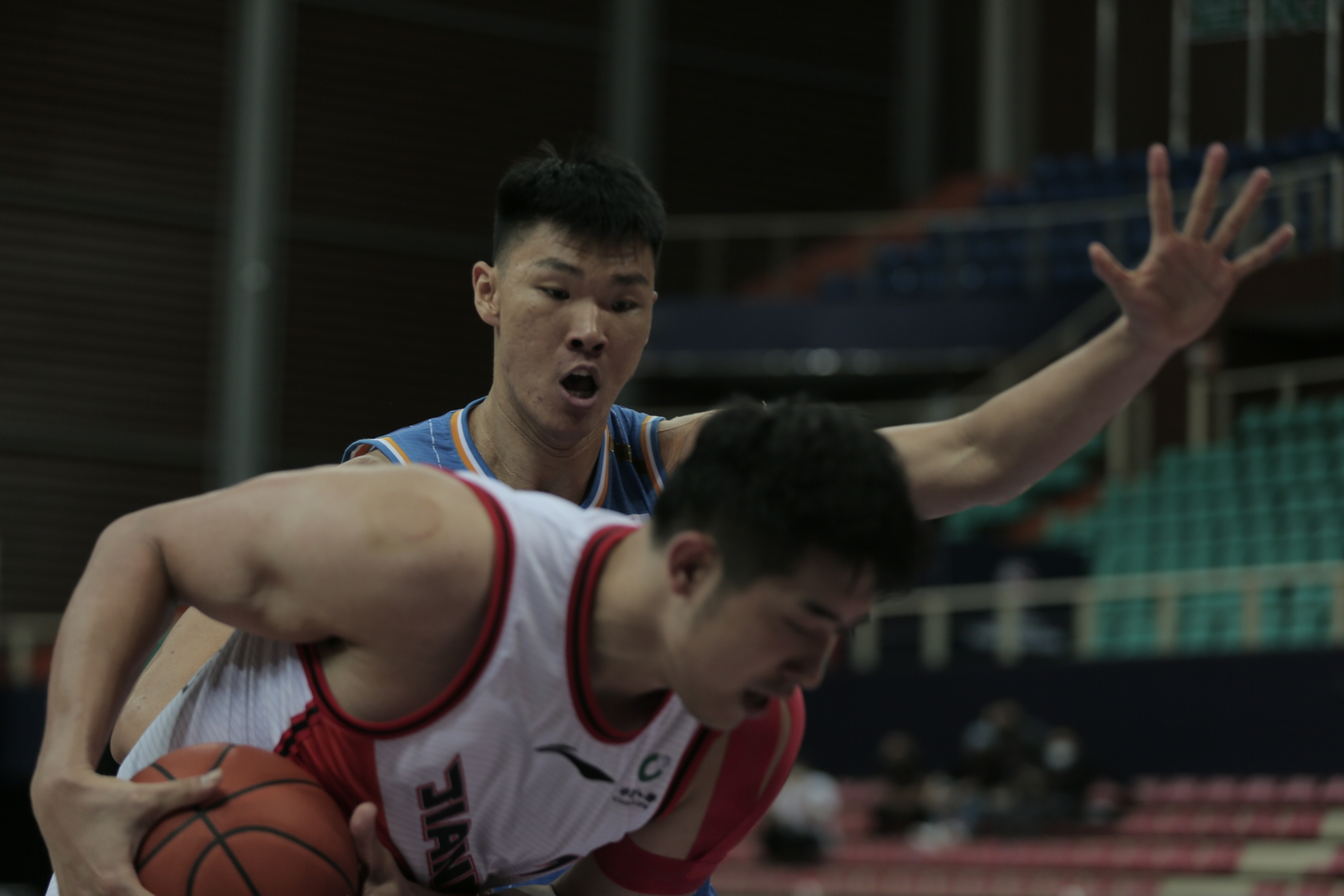 范子铭(后)拿下全场最高的25分和14个篮板。图/北京首钢篮球俱乐部