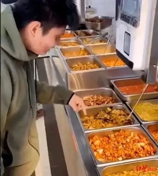 什么操作?大学生化“虚弱妆”食堂打饭上热搜,还惊动禁毒警方?回应来了……休闲区蓝鸢梦想 - Www.slyday.coM 什么操作?大学生化“虚弱妆”食堂打饭上热搜,还惊动禁毒警方?回应来了……休闲区蓝鸢梦想 - Www.slyday.coM