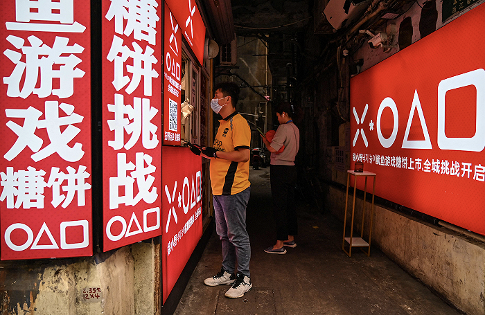 《鱿鱼游戏》带火椪糖生意 上海市民排队购买(图片来源:视觉中国)