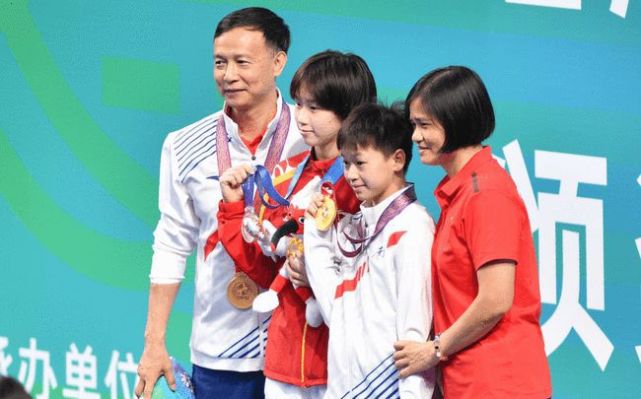 恩师告别全红婵!何威仪:她回国家队一年才能见到,要变大姑娘了 恩师告别全红婵!何威仪:她回国家队一年才能见到,要变大姑娘了