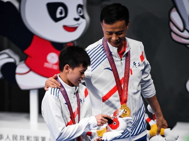 恩师告别全红婵!何威仪:她回国家队一年才能见到,要变大姑娘了 恩师告别全红婵!何威仪:她回国家队一年才能见到,要变大姑娘了