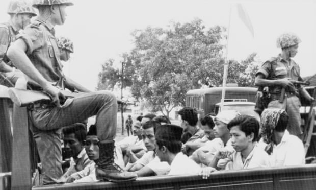 1965年10月,印度尼西亚共产党 (pki) 的青年成员被士兵押送至雅加达的