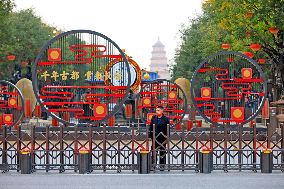 2021年10月17日下午,西安,大唐不夜城步行街,伸缩门已拉上,禁止行人及游客通行。