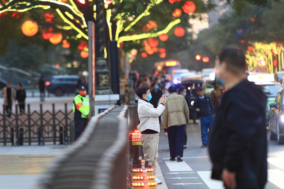 2021年10月17日下午,大唐不夜城步行街已经暂停开放。