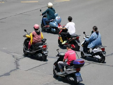 充满不拔和未充满就拔充电器，哪个伤电动车？一看便知，不再拔错