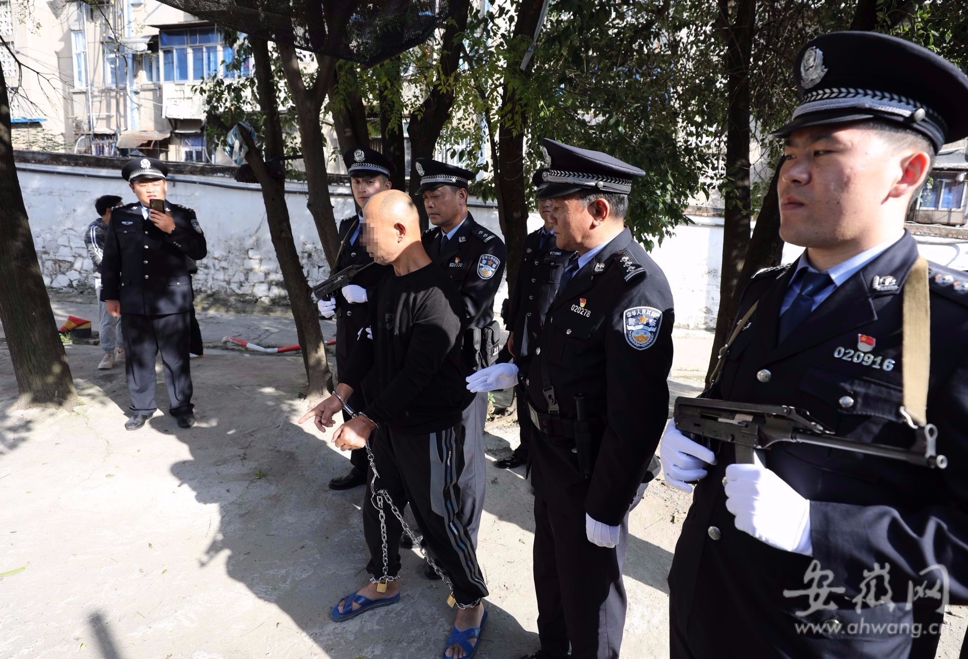 “漂白”身份潜逃31年, 淮南一故意杀人嫌犯宁波落网休闲区蓝鸢梦想 - Www.slyday.coM “漂白”身份潜逃31年, 淮南一故意杀人嫌犯宁波落网休闲区蓝鸢梦想 - Www.slyday.coM