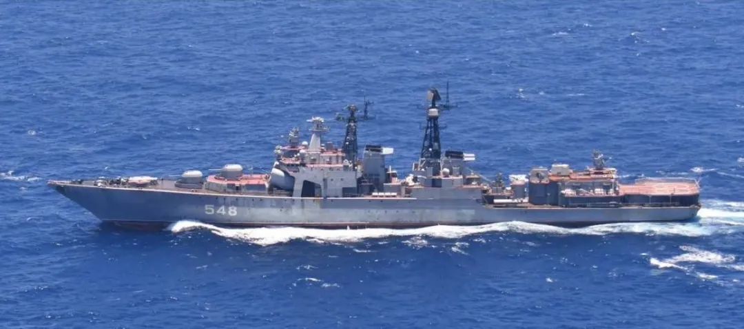 日本海自巡逻机拍摄的在日本海附近航行的俄军无畏级驱逐舰