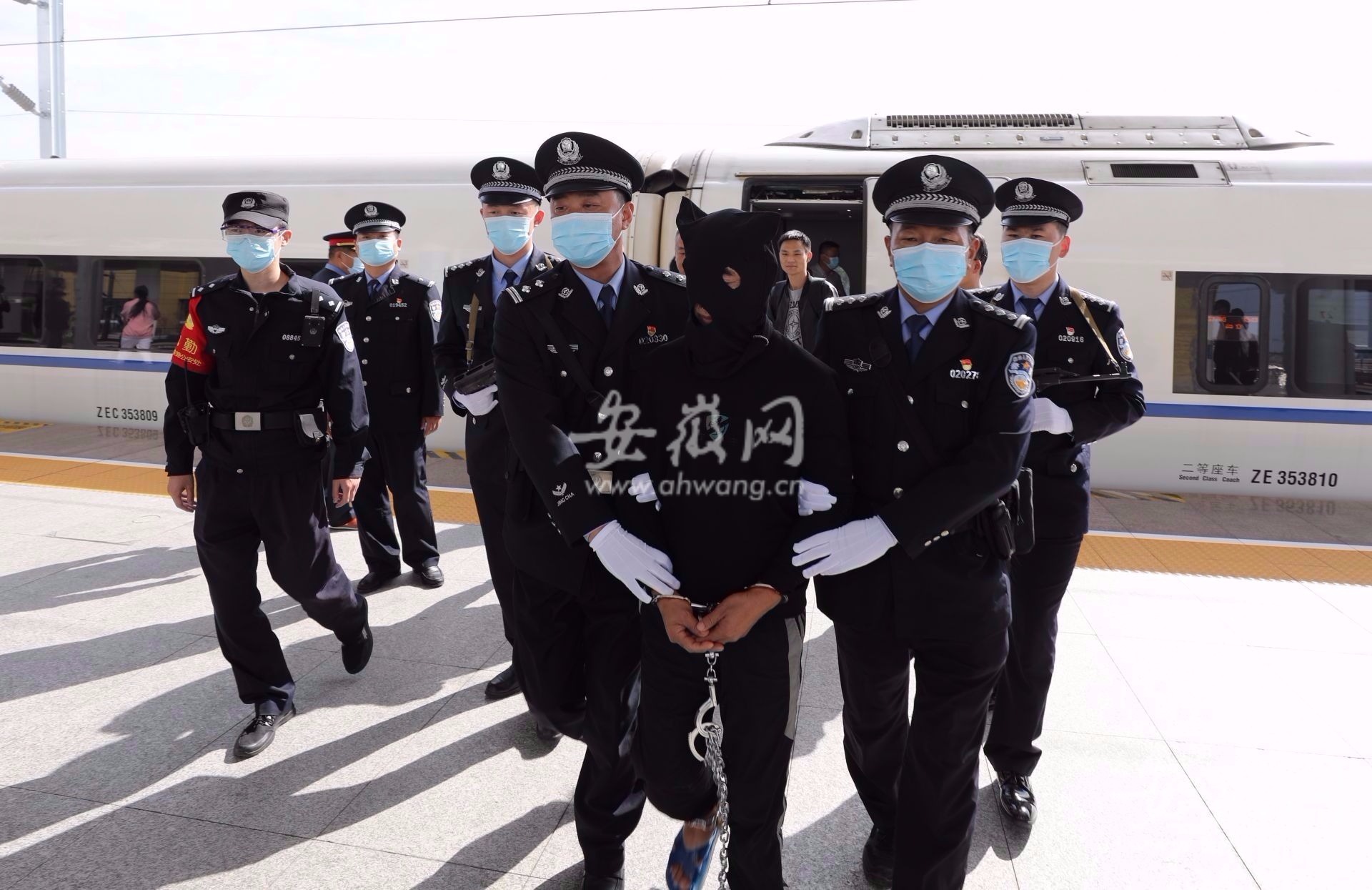 “漂白”身份潜逃31年, 淮南一故意杀人嫌犯宁波落网休闲区蓝鸢梦想 - Www.slyday.coM “漂白”身份潜逃31年, 淮南一故意杀人嫌犯宁波落网休闲区蓝鸢梦想 - Www.slyday.coM