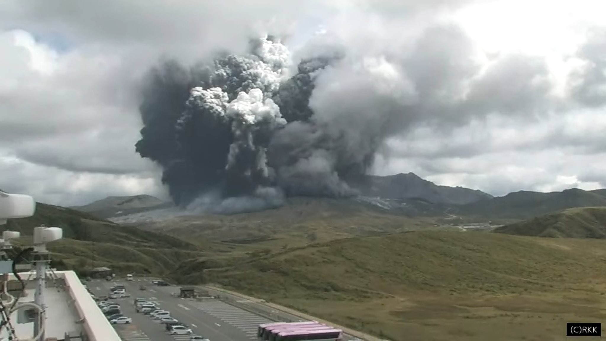 5年来首次！日本火山猛喷，气象厅发出预警，网友：致冰期重来？