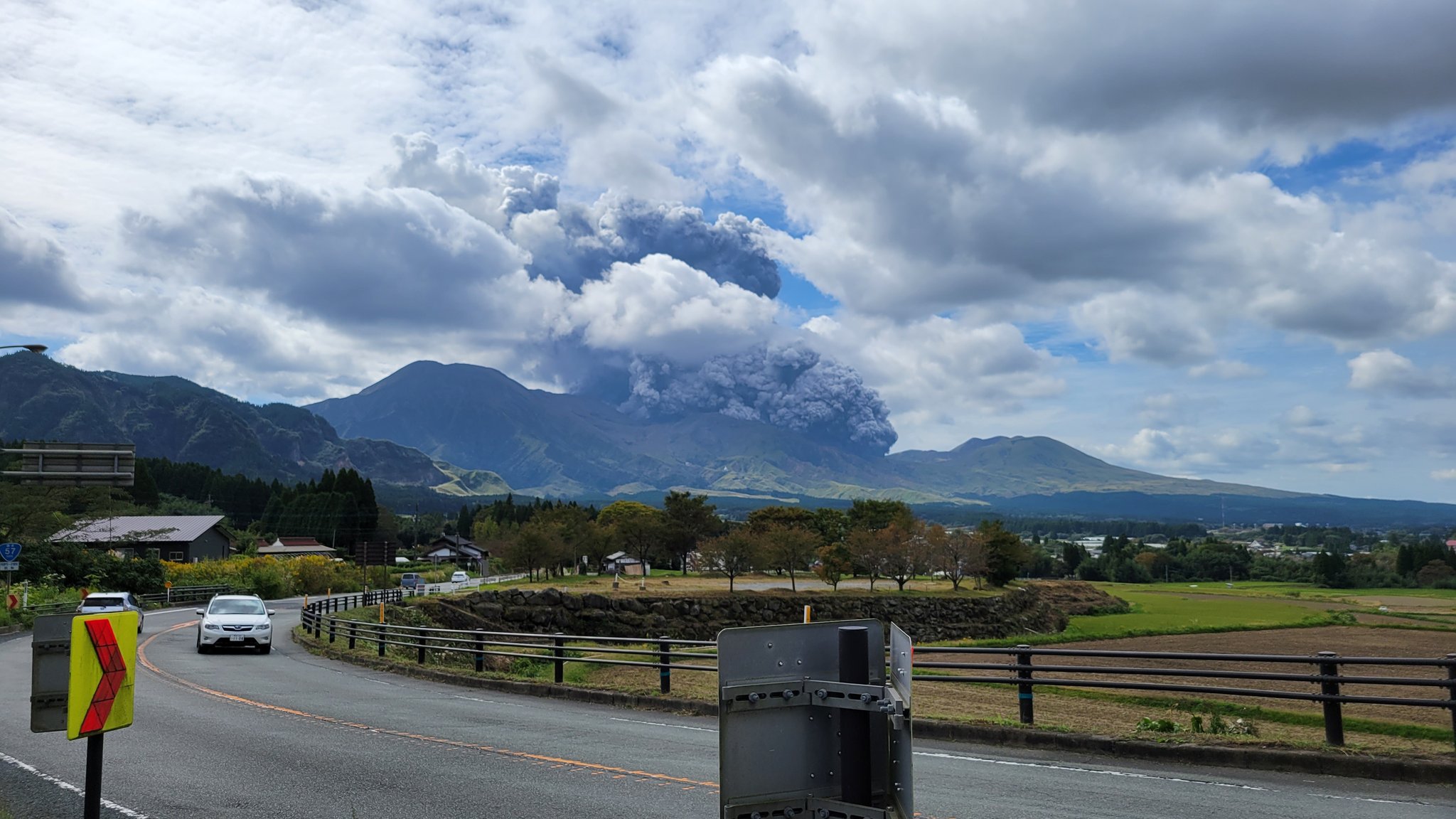 5年来首次！日本火山猛喷，气象厅发出预警，网友：致冰期重来？