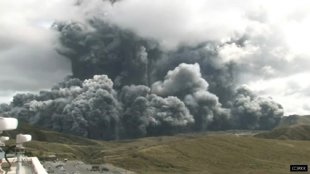 5年来首次！日本火山猛喷，气象厅发出预警，网友：致冰期重来？