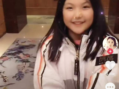 李湘晒女儿日常视频，12岁王诗龄长发飘飘尖下巴瞩目，像妈妈？
