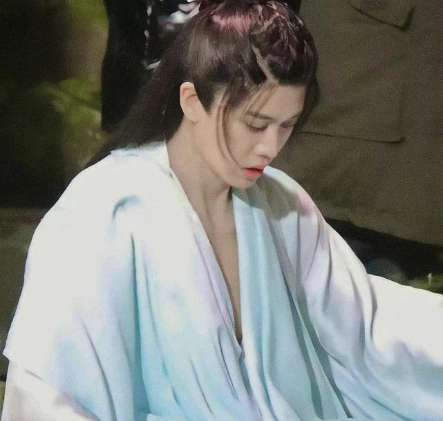 任嘉伦鲛人出浴身材太好引发关注却被网友找出疑似穿假腹肌