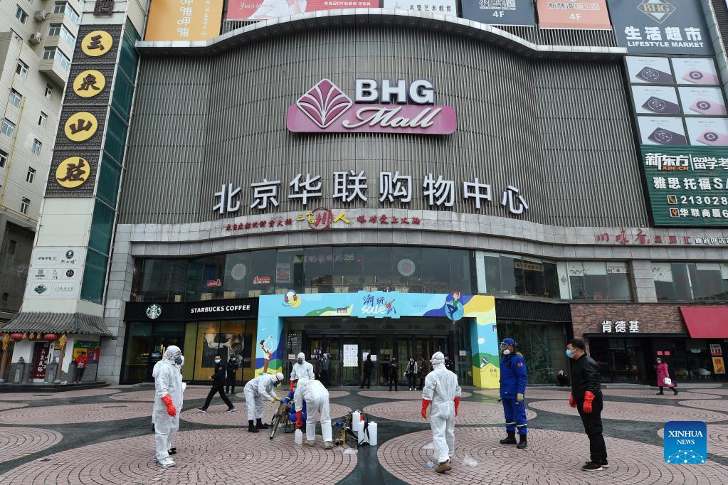 Staff members disinfect a shopping center in Chengguan District of Lanzhou, northwest China's Gansu Province, Oct. 19, 2021. Local authorities have strengthened the prevention and control measures to halt the spread of the coronavirus in the recent COVID-19 resurgence. (Xinhua/Fan Peishen)