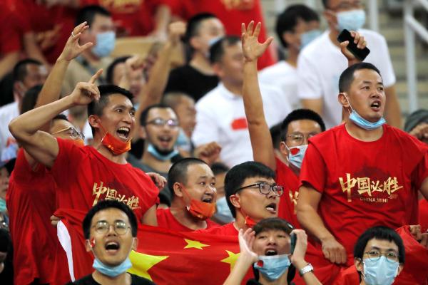 国足对阵沙特比赛期间,看台上的中国球迷。CFP图