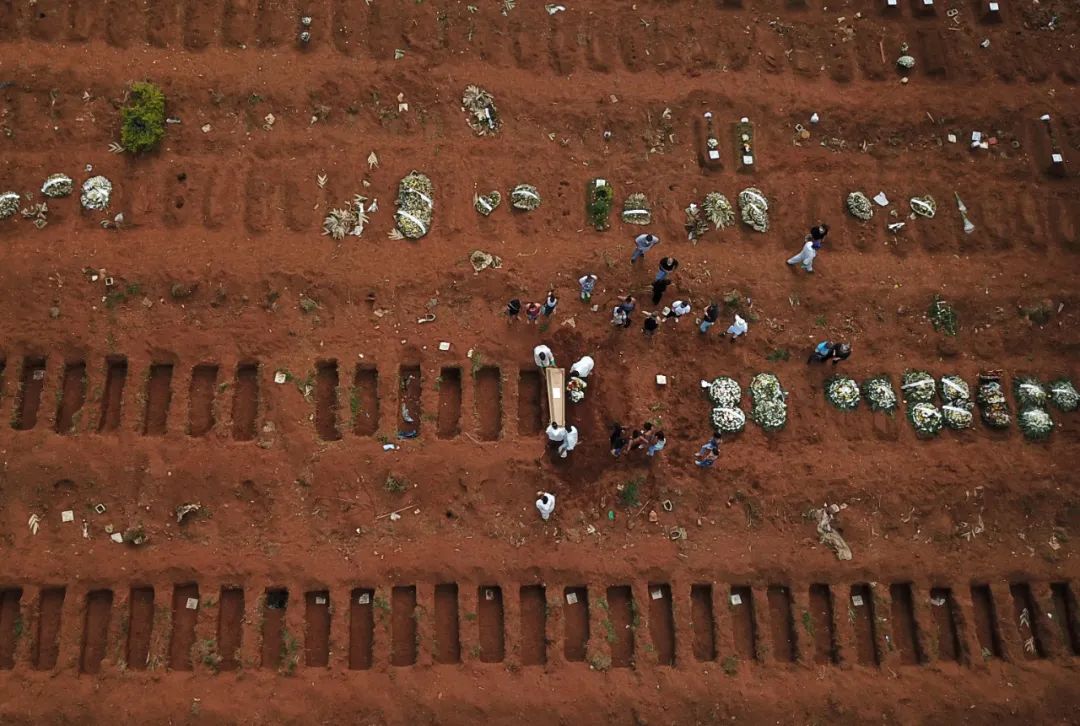 当地时间2021体育赛事买球3月23日，巴西圣保罗，民众在墓地里安葬死亡的新冠病人。图/IC photo