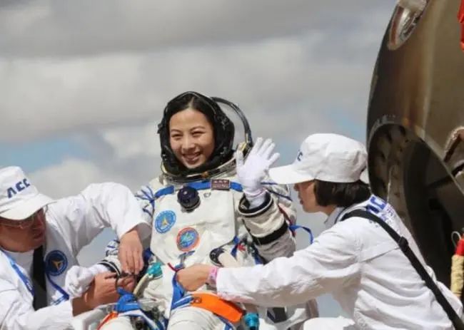 "我们有了男航天员,也会有女航天员.