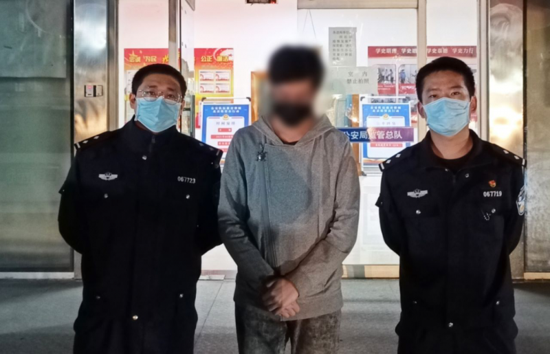 壹现场丨地铁上偷拍女乘客裙底被发现 男子销毁证据后仍被拘休闲区蓝鸢梦想 - Www.slyday.coM 壹现场丨地铁上偷拍女乘客裙底被发现 男子销毁证据后仍被拘休闲区蓝鸢梦想 - Www.slyday.coM