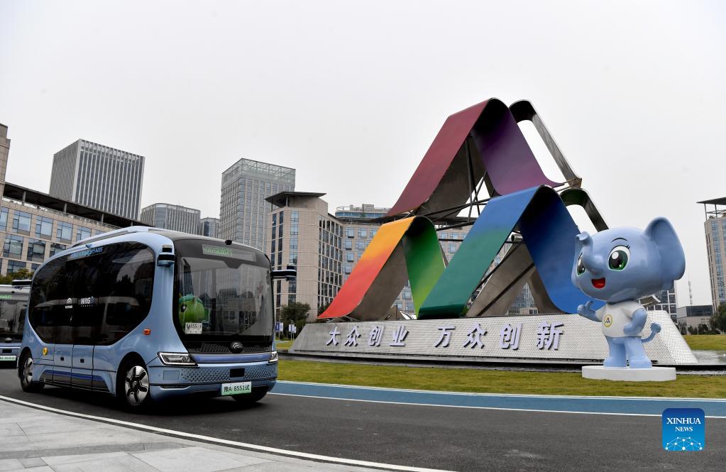 An autonomous bus operates outside the facility that hosts the leading event to mark the 2021 National Mass Innovation and Entrepreneurship Week in Zhengzhou, capital of central China's Henan Province, Oct. 19, 2021. The 2021 National Mass Innovation and Entrepreneurship Week kicked off across the country on Tuesday. (Xinhua/Li Jianan)