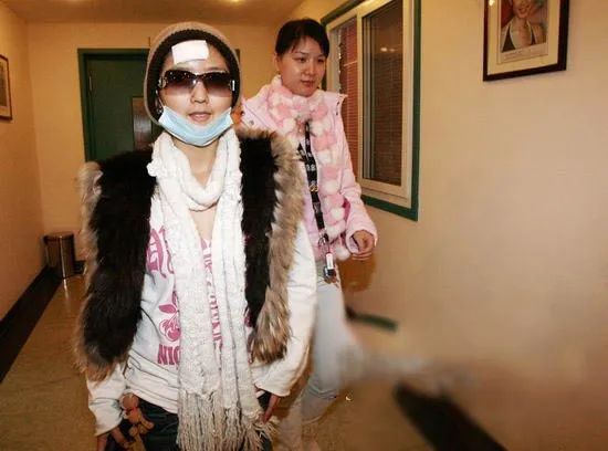 9位死里逃生的艺人：缝针、断肋骨、毁容，有人70岁了还丧子