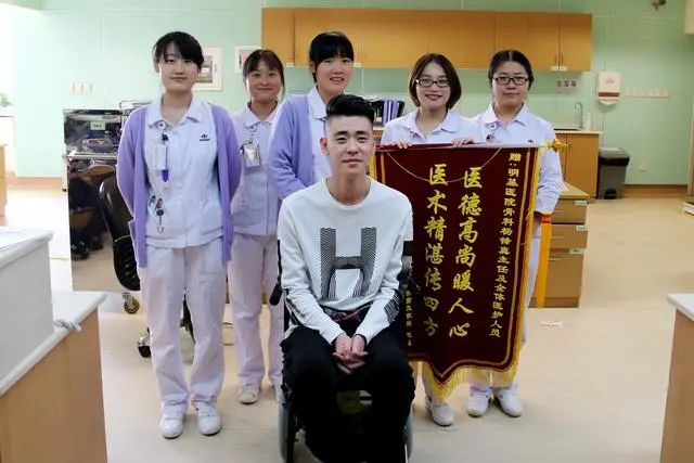 9位死里逃生的艺人：缝针、断肋骨、毁容，有人70岁了还丧子